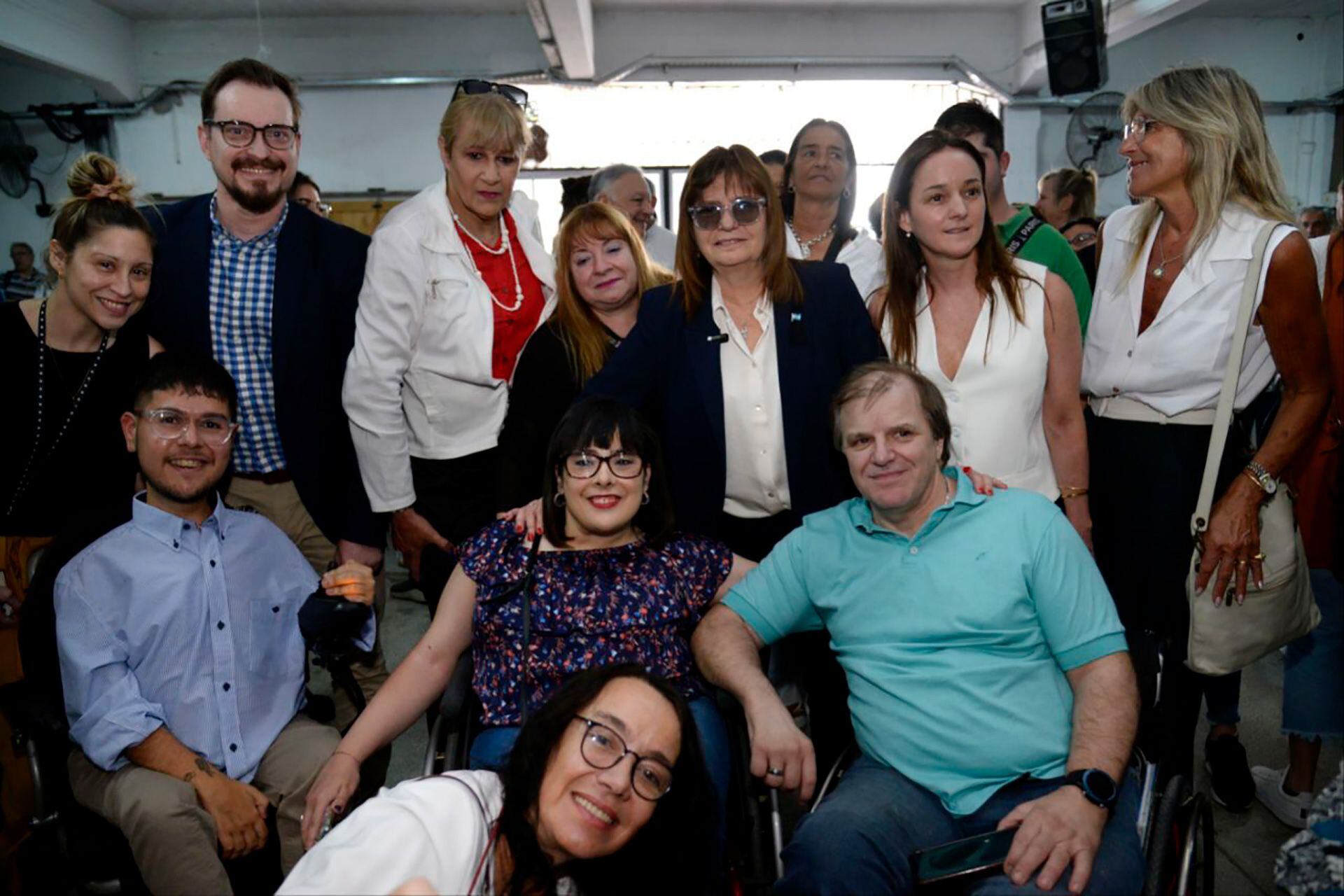 La ex ministra encabezó una actividad sobre discapacidad y lució anteojos negros por una afección en su ojo derecho