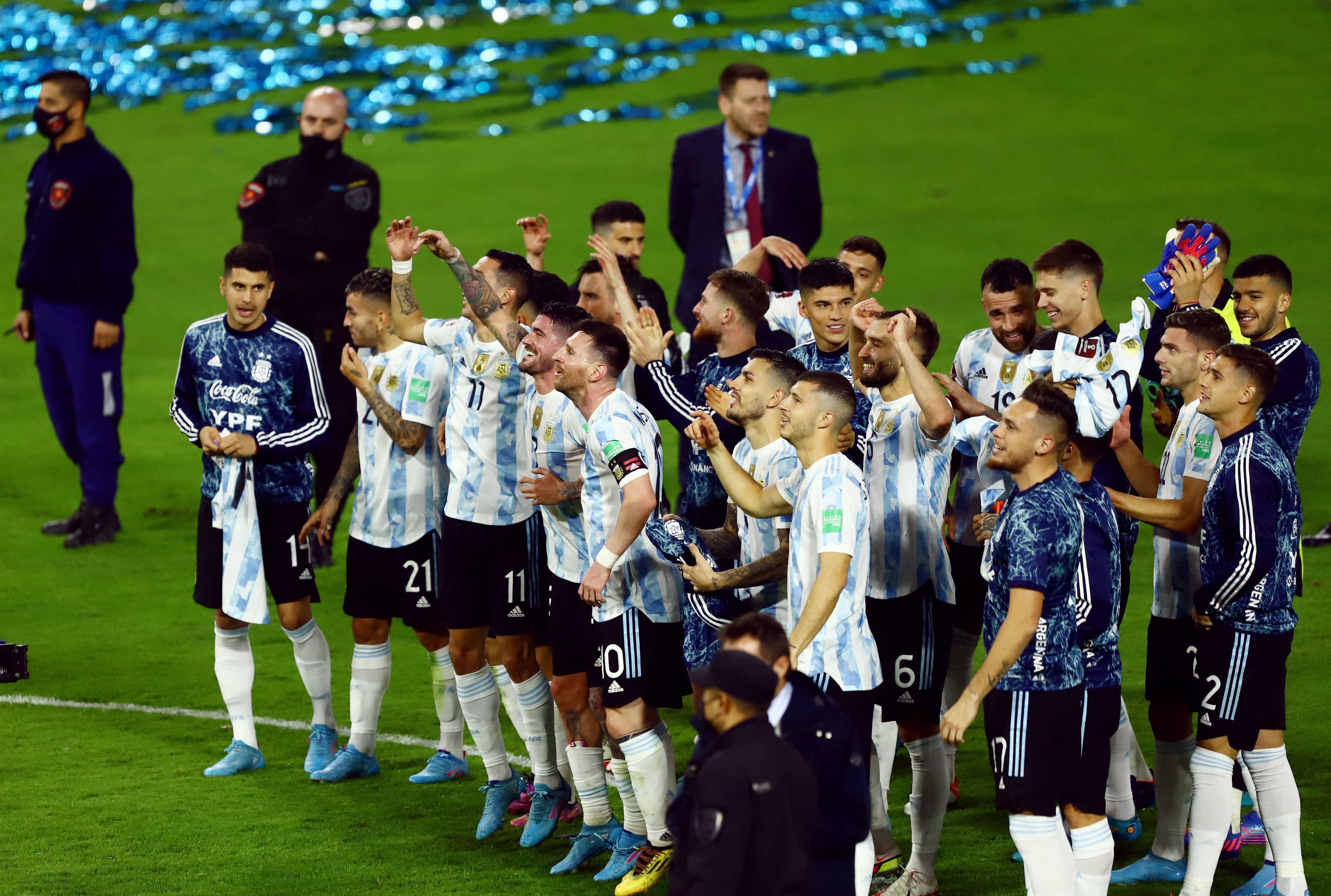 Los futbolistas argentinos terminaron cantando y saltando con el público (Reuters)