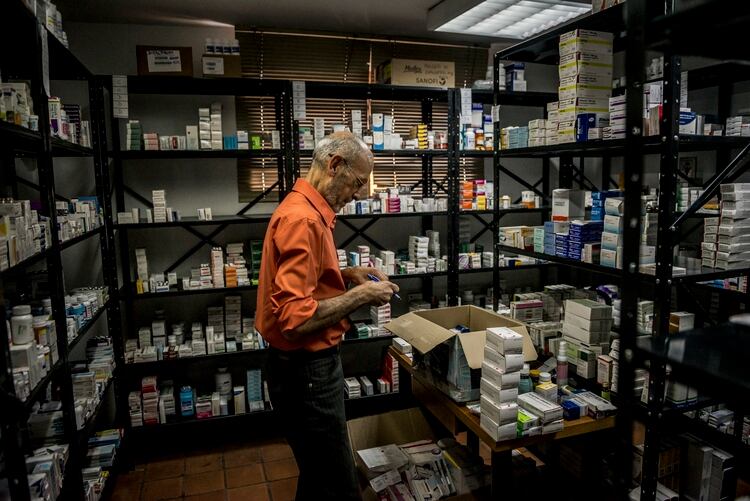 Acción Solidaria, pequeña organización sin fines de lucro, ha ayudado a miles de pacientes enfermos a conseguir los medicamentos que necesitan durante la grave crisis humanitaria y la escasez generalizada.(Meridith Kohut/The New York Times)