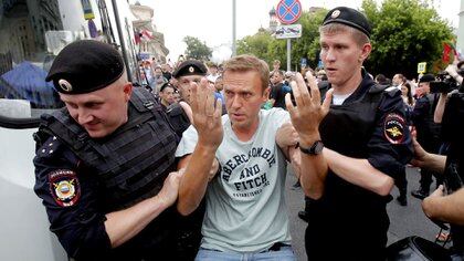 Policías arrestaron el 12 de junio al líder de la oposición rusa Alexei Navalny durante un mitin en apoyo al periodista de investigación Ivan Golunov (REUTERS/Maxim Shemetov)