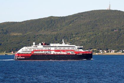 El barco MS Roald Amundsen, operado por la línea noruega Hurtigruten, sale de un puerto en Tromso después de que sus tripulantes fueran diagnosticados con COVID-19 en Tromso, Noruega, el 2 de agosto de 2020.  (Terje Pedersen/NTB Scanpix/ vía REUTERS)