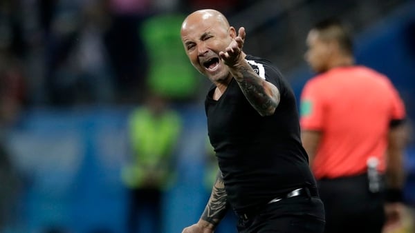 “Veo a Sampaoli sacando músculo agarrado del banco de suplentes, todo tatuado, y digo ponete una camisa viejo”, disparó (AP)