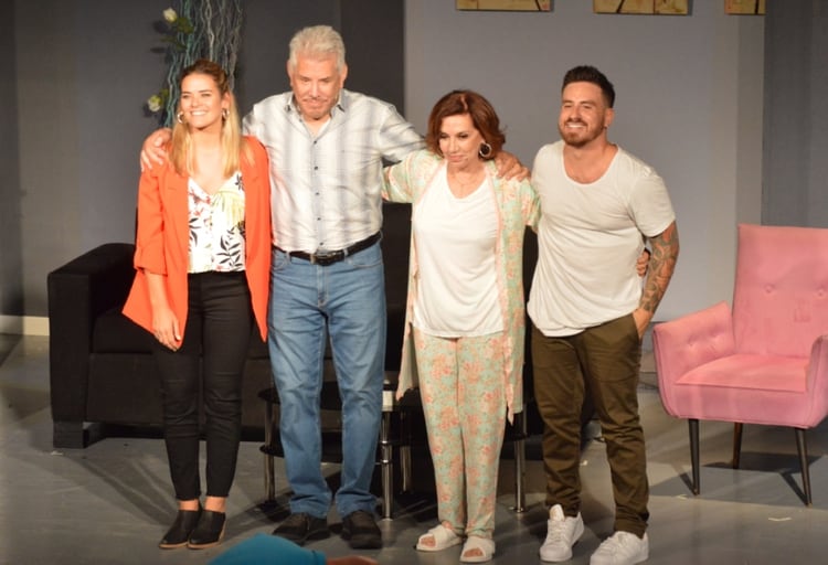 Mica Vázquez, Arnaldo André, Nora Cárpena y Fede Bal, en el saludo final de 