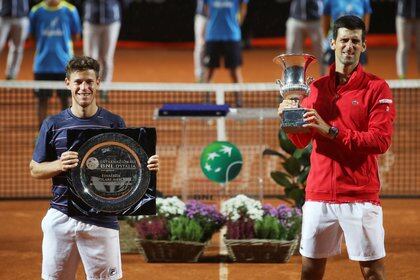 Diego Schwartzman y Novak Djokovic, los protagonistas de la final en Roma (REUTERS/Clive Brunskill)