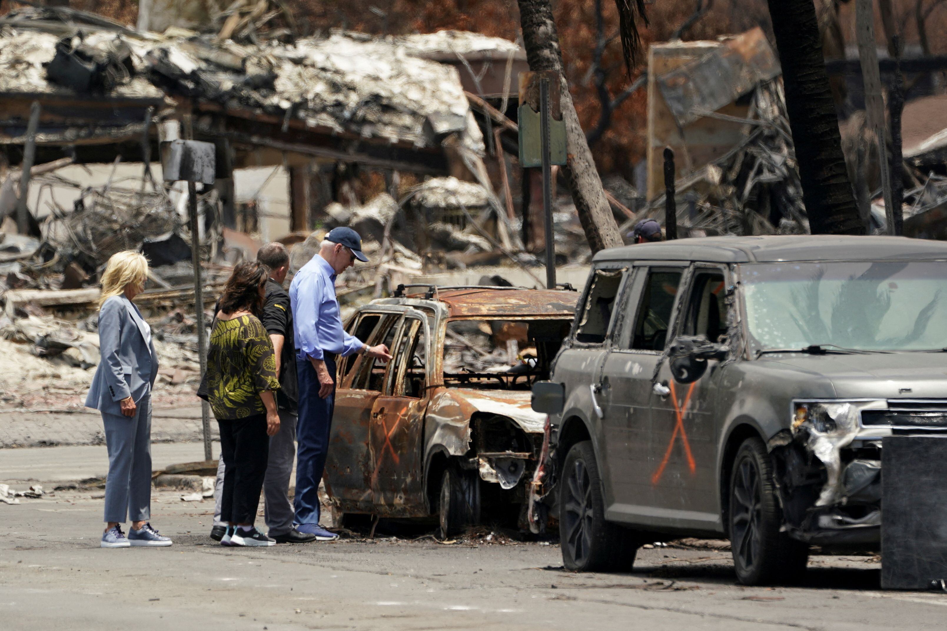 El presidente de Estados Unidos, Joe Biden, y la primera dama, Jill Biden, acompañados por el gobernador de Hawái, Josh Green, y Jaime Green, primera dama de Hawái, visitan la ciudad devastada por el fuego de Lahaina en la isla de Maui en Hawái, Estados Unidos, el 21 de agosto de 2023. REUTERS/Kevin Lamarque TPX 