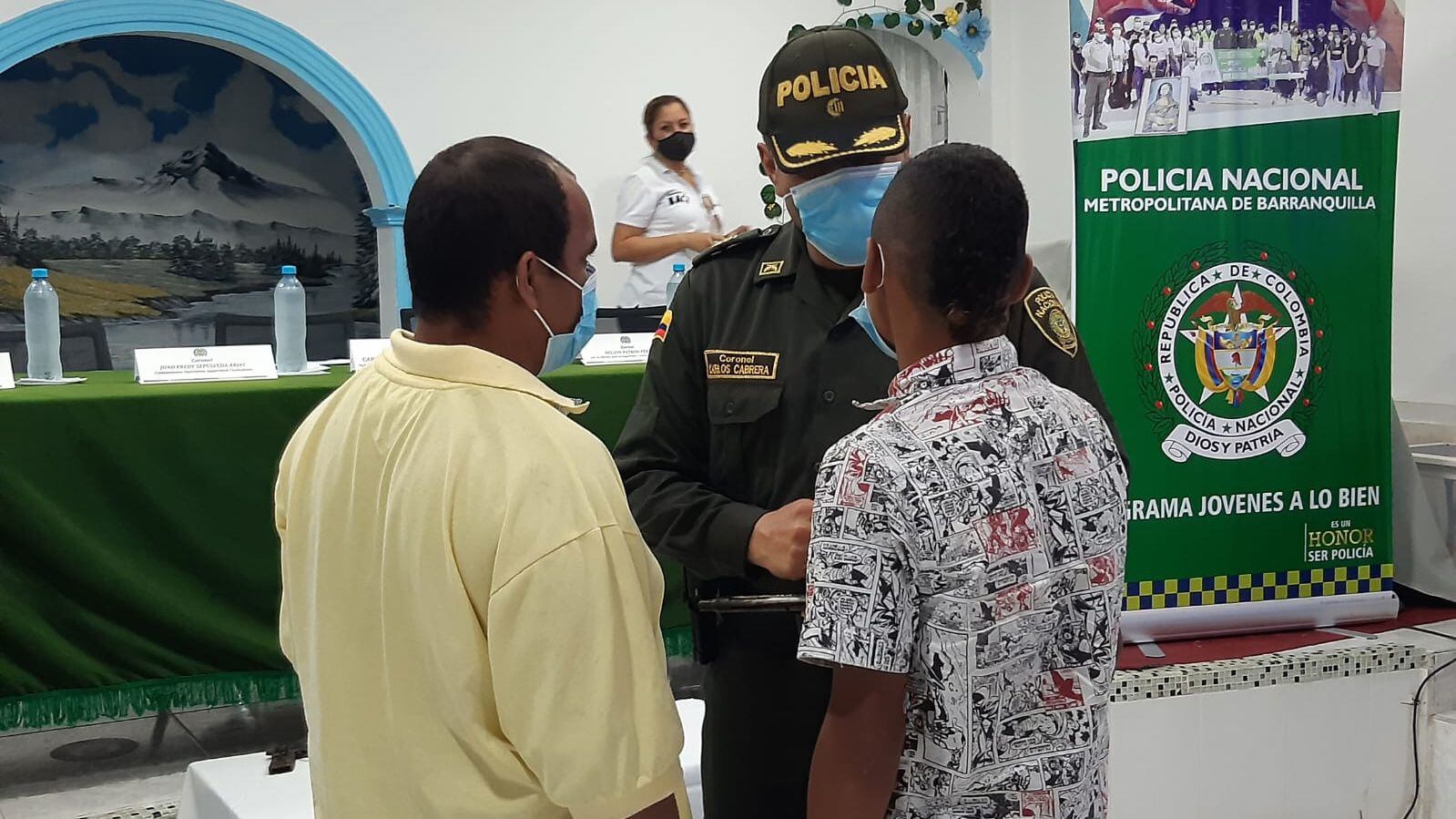 Policía logró que exintegrantes de dos pandillas hicieran un pacto de no agresión y entregaran sus armas en Barranquilla. Foto: Policía Metropolitana de Barranquilla