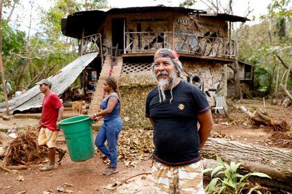 Jimmy Gordon, propietario del sitio turístico "Cueva de Morgan", afectado por el huracán Iota.  EFE / Mauricio Dueñas Castañeda