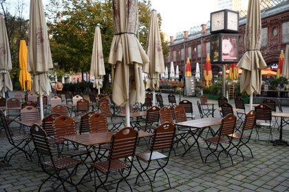 FOTO DE ARCHIVO: Sillas y mesas vacías en el primer día del cierre temporal de los restaurantes, mientras la propagación de la enfermedad coronavirus (COVID-19) continúa en Berlín, Alemania. 2 de noviembre de 2020. REUTERS/Annegret Hilse