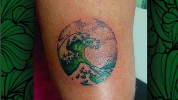 La Gran Ola de Kanagawa en versión verde, el tatuaje de Dafne (@chester.ink)