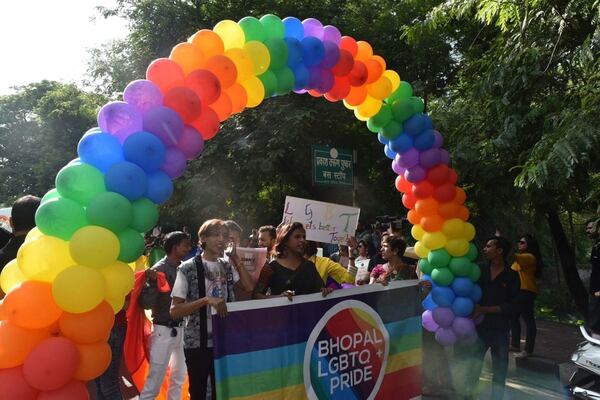 Miembros de varias organizaciones LGBTQ se manifiestan en Nueva Delhi (Mujeeb Faruqui/Hindustan Times via Getty Images)