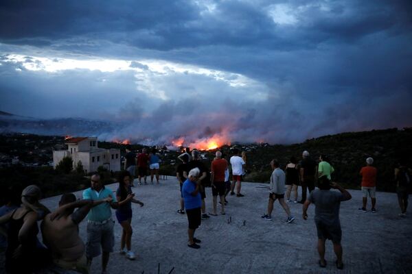 La gente observando el incendio en Rafina (REUTERS/Alkis Konstantinidis)