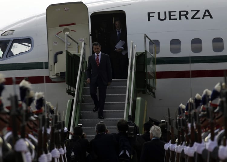 Foto de archivo. El entonces presidente de México, Enrique Peña Nieto, desembarca del avión a su llegada a Ciudad de Guatemala. 31 de mayo de 2013. REUTERS/William Gularte