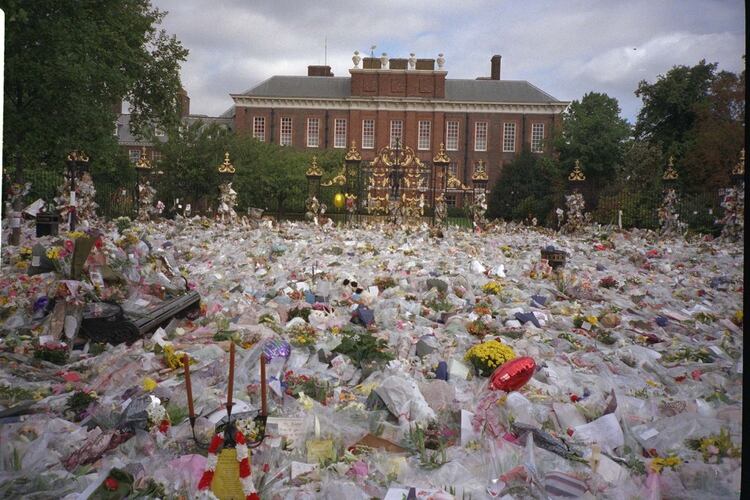 En la puerta del Kensington Palace, el cariño de miles de fans que se acercaron hacer su tributo a la “reina de los corazones”