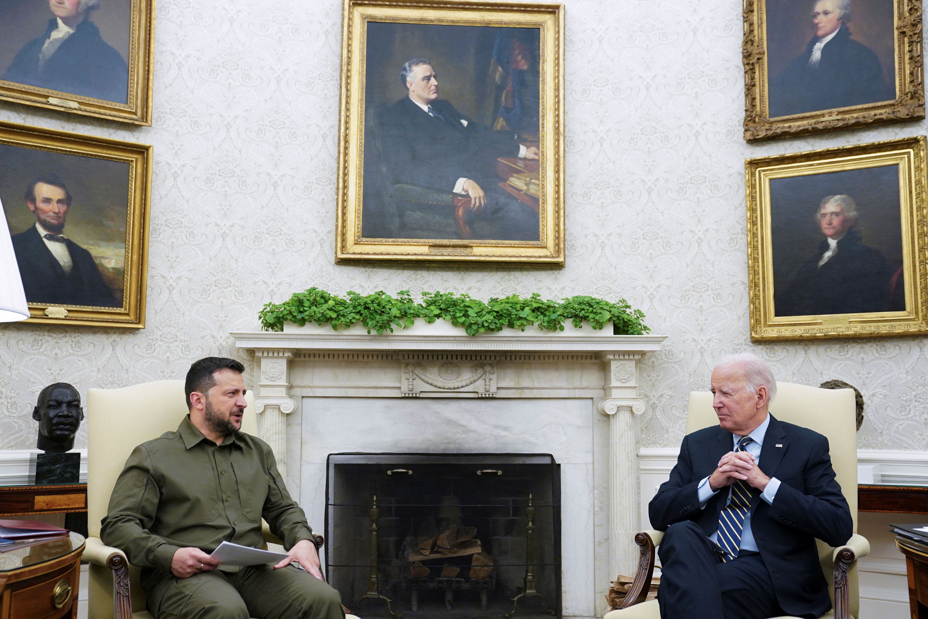 Biden y Zelensky en el Salón Oval (REUTERS/Kevin Lamarque)