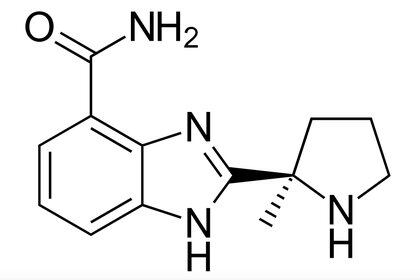 La fórmula del veliparib, un inhibidor de PARP que se mostró promisorio en el tratamiento del cáncer de mama por mutación genética.