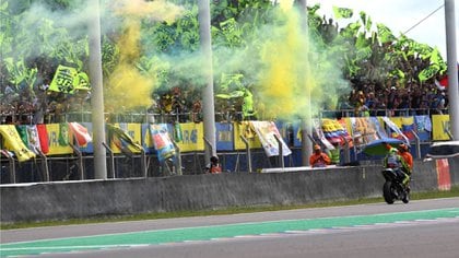 La "fiebre amarilla" que genera Valentino Rossi se expande por todo el planeta. Aquí en la tribuna que lleva su nombre en el Autódromo de Termas de Río Hondo, en Santiago del Estero (Facebook: Argentina Motogp & Argentina WSBK).