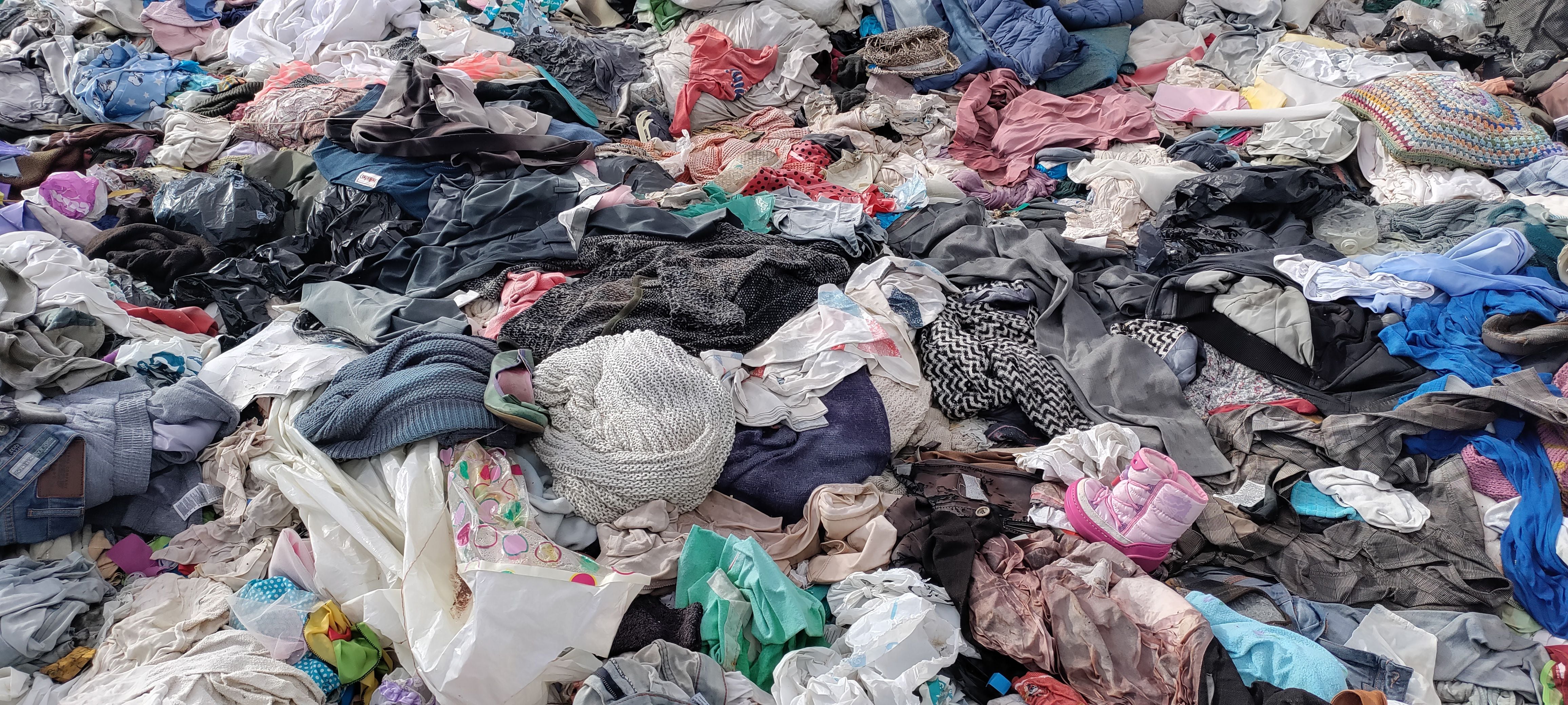 Vertido ilegal de residuos textiles en Humanes de Madrid (Greenpeace)