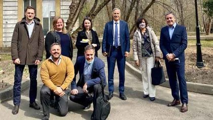 Marcelo Figueiras junto a su equipo de trabajo en Moscú, Rusia. Se destaca la directora de Asuntos Técnicos y Científicos del laboratorio Richmond, Elvira Zini. El presidente de Richmond posteó esta foto en su cuenta de Instagram: “Hay equipo, pasión, mucho trabajo, emoción y ganas; en el Gamaleya Nacional Institute of Epidemiology and Microbiology”, escribió.

