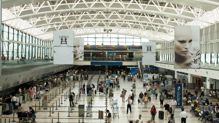 TambiÃ©n hay ofertas de vuelos para viajar fuera de la Argentina en temporada baja (Shutterstock)