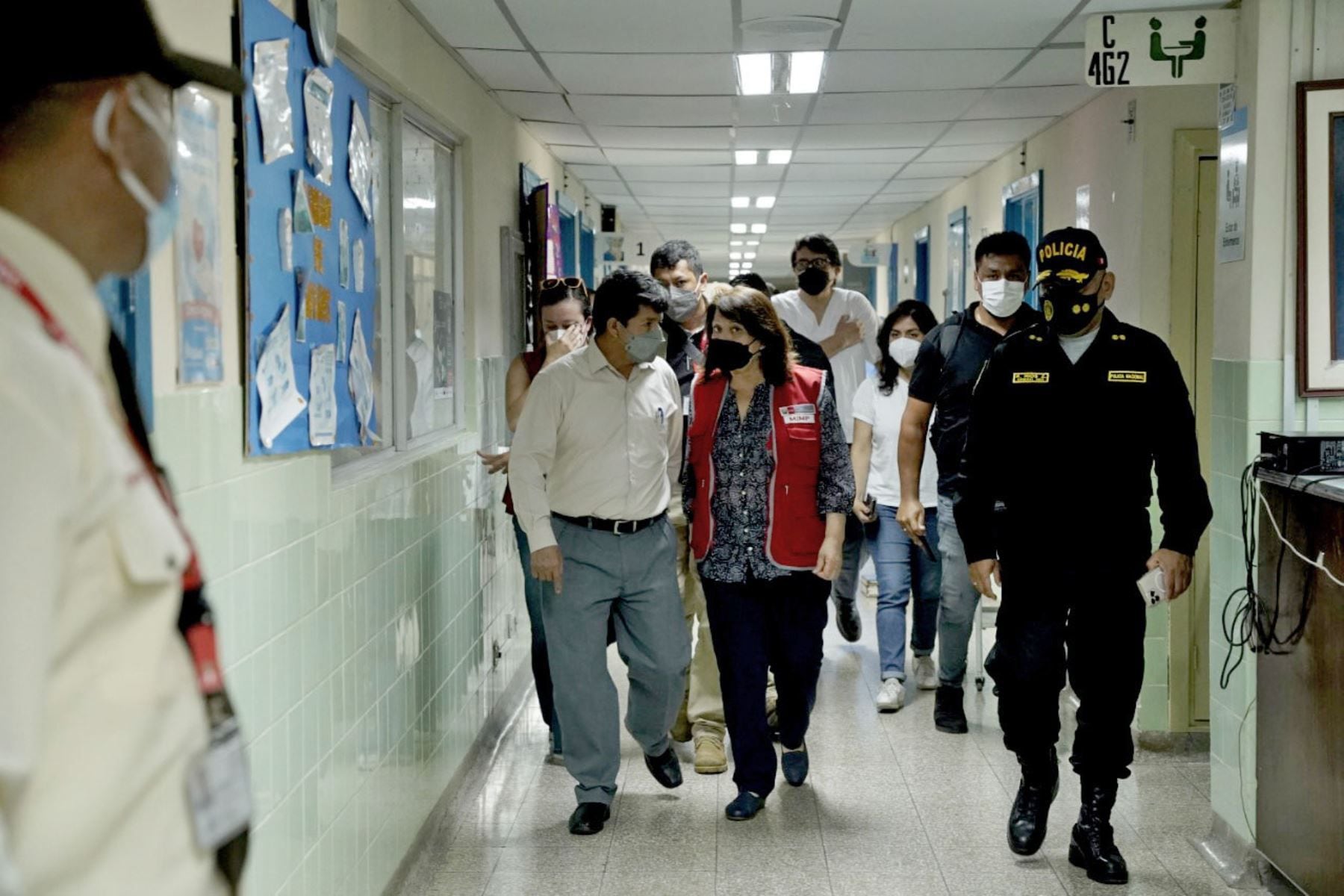 El presidente Pedro Castillo y la ministra Diana Miloslavich cuando llegaron a Chiclayo para conversar con los padres de la menor abusada. Foto: Andina