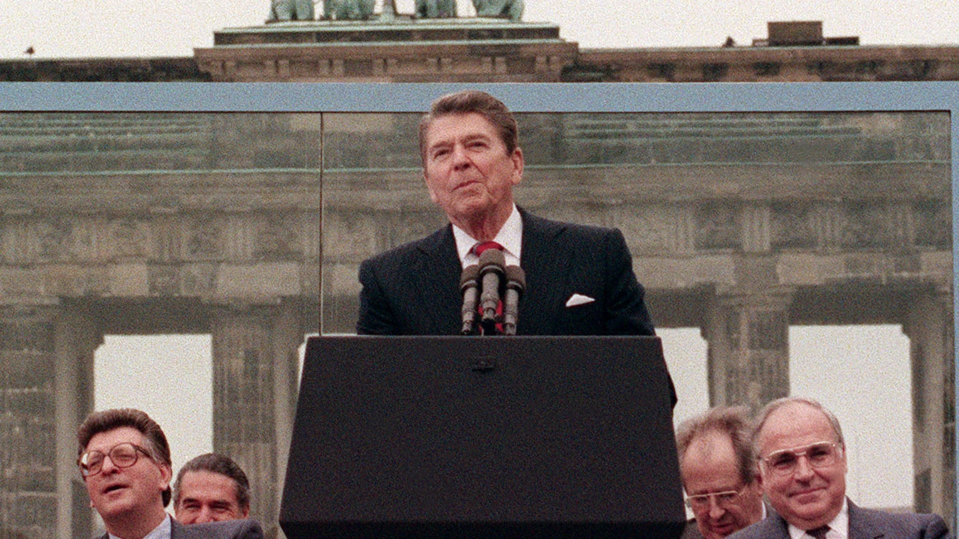 El presidente Ronald Reagan en la Puerta de Brandeburgo. A la derecha de la foto, el ex canciller Helmut Kohl (AFP)