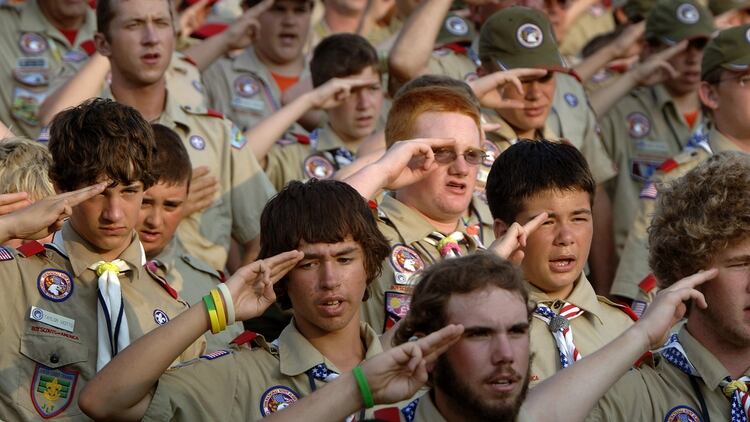 Los Boy Scouts of America están integrados actualmente por casi 2,2 millones de jóvenes de edades entre los 5 y 21 años y aproximadamente 800.000 voluntarios