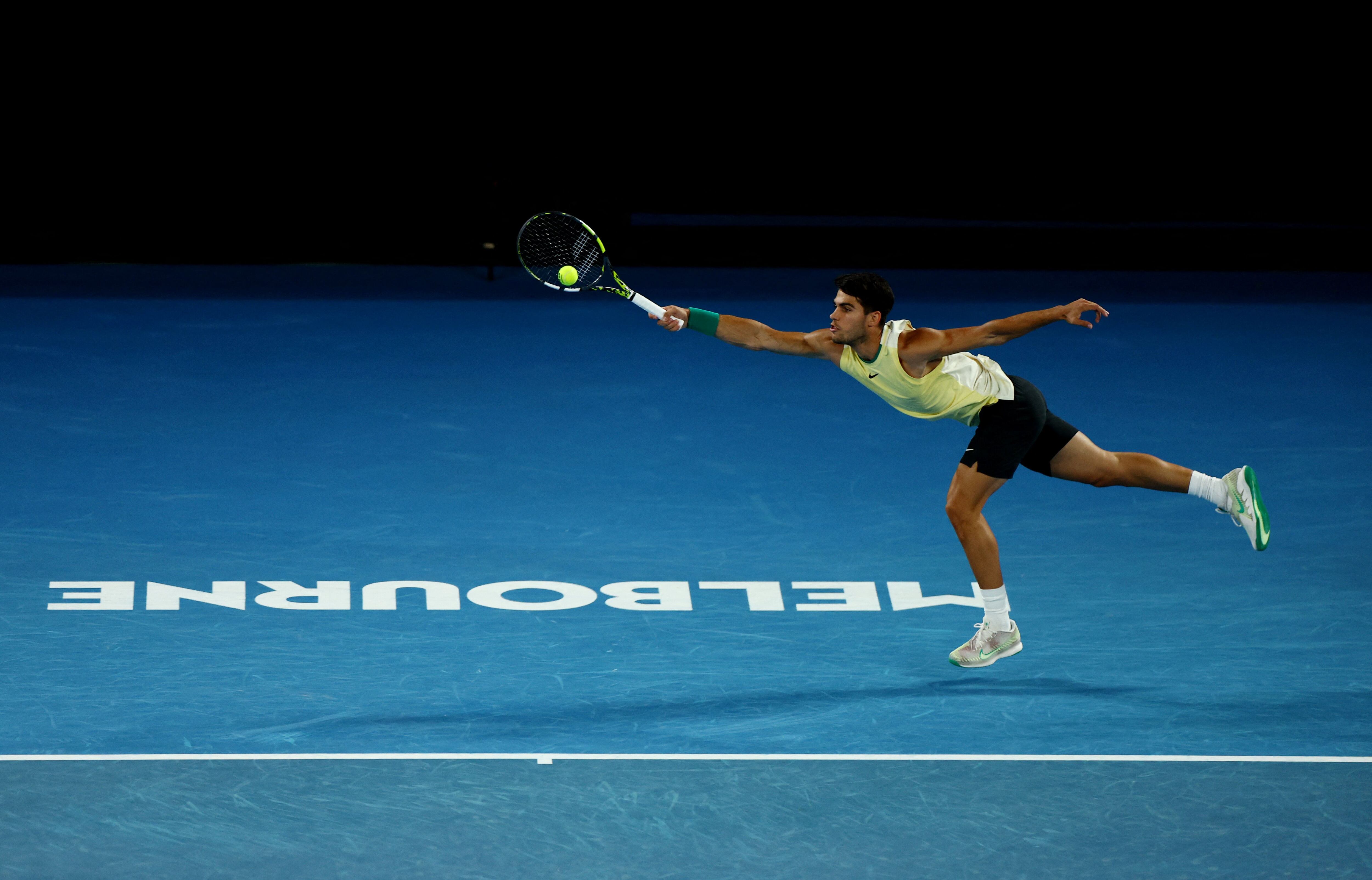 Alcaraz intenta alcanzar la bola en Australia (REUTERS/Edgar Su)