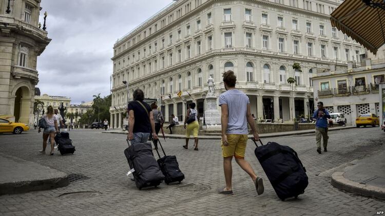 Turistas caminan hacia el Hotel Kempinski de La Habana (Foto: Martí Noticias)