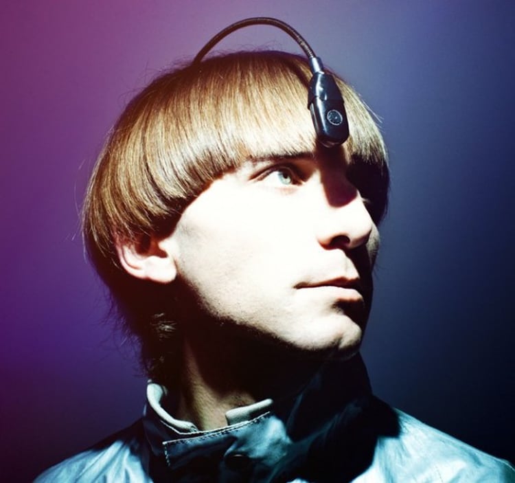 Neil Harrison naciÃ³ daltÃ³nico y con un implante se convirtiÃ³ en el primer cyborg legalmente reconocido, puede identificar los colores como sonidos (Neil Harbisson en Pinterest)