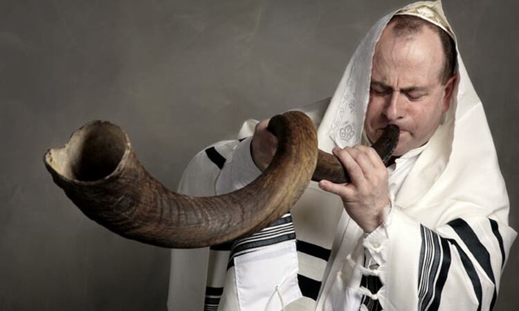 El Shofar (cuerno) marca el final del día y también la culminación de los Yamim Noraim