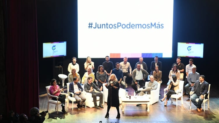 Elisa Carrió junto a Horacio Rodríguez Larreta, Diego Santilli y referentes de la Coalición Cívica, ayer por la noche (Prensa CC)