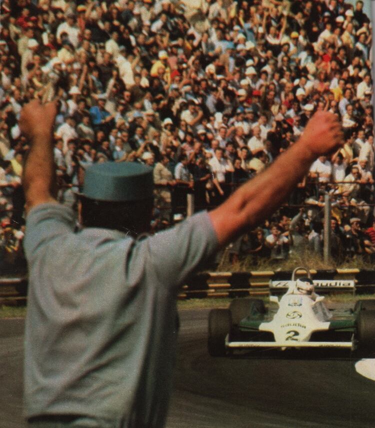 En el Autódromo de Buenos Aires, donde fue segundo y capturó la punta del campeonato. Lo saluda un policía.