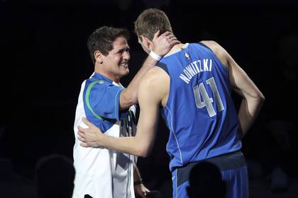 Mark Cuban, junto a Dirk Nowitzki, un símbolo de los Mavericks. Juntos le abrieron las puertas a MJ en aquel momento (Kevin Jairaj-USA TODAY Sports)
