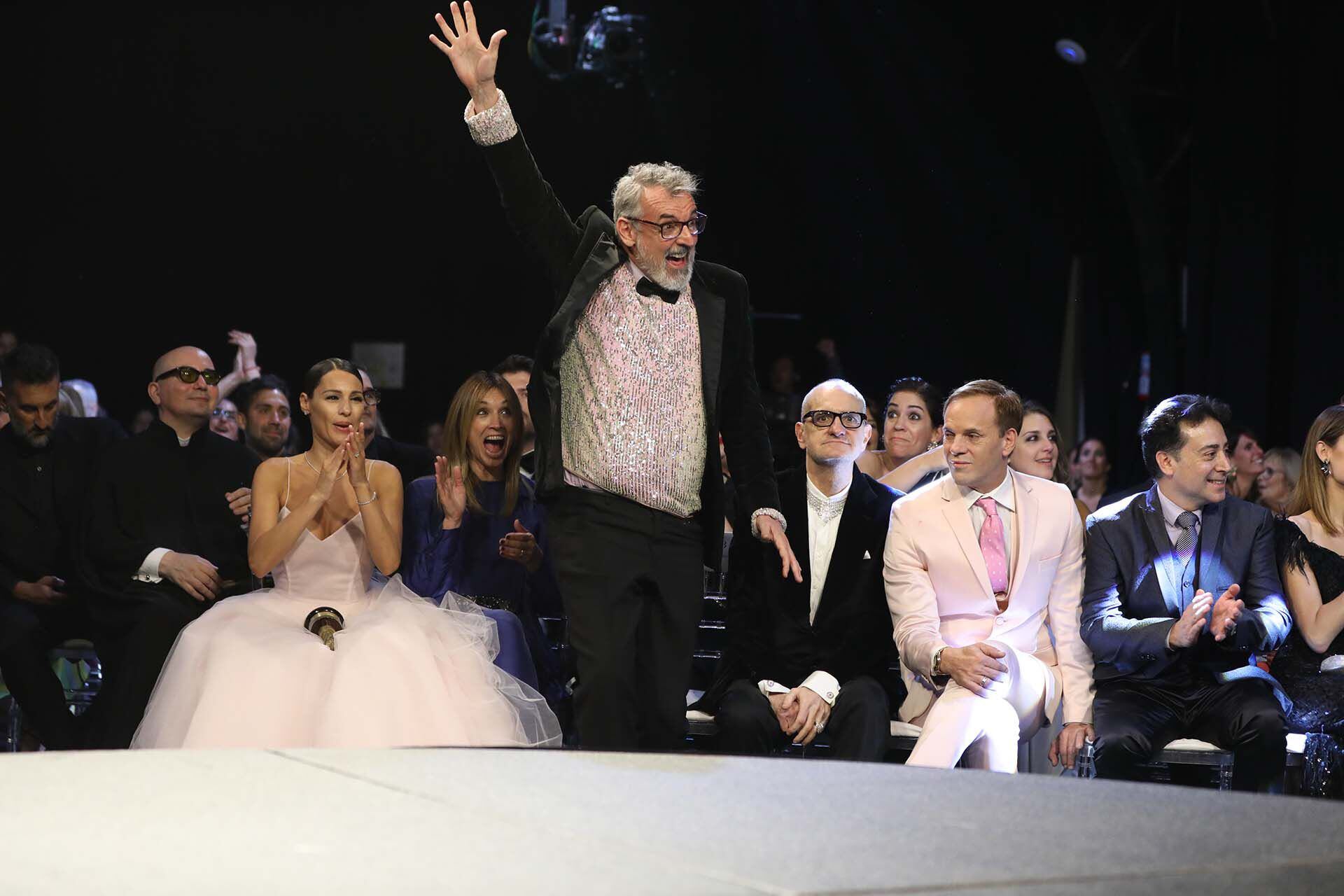¡Arriba las manos! Benito Fernández celebra el premio del programa Corte y Confección, El Trece, un éxito de LaFlia que ya fue vendido  a México, Portugal y España