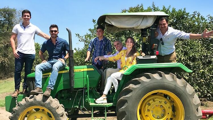 La familia Santos Bollea: Luz, sus hermanos Daniel, Juan Manuel, Gonzalo y Joaquín; y su padre Daniel, sobre el tractor de su mamá