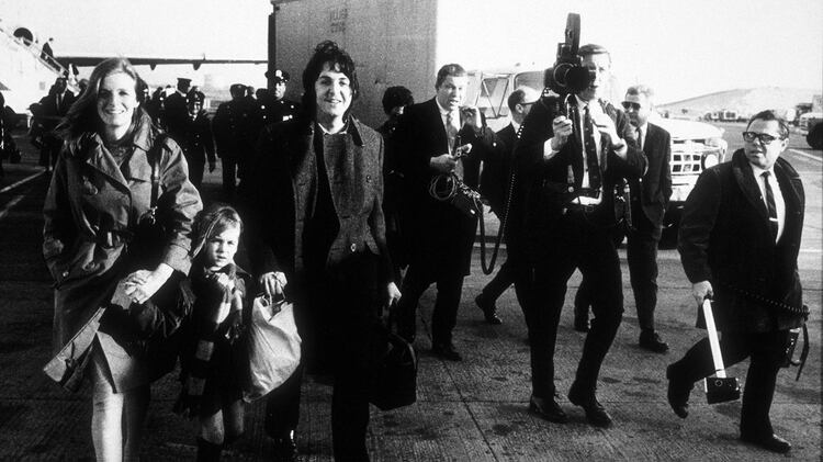 Paul McCartney y Linda Eastman con la pequeña Heather -hija de un primer matrimonio de Linda- en 1969 (MPTV)