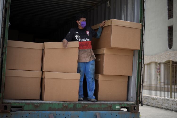 El gobierno entregó miles de ataúdes de cartón para contener la crisis de entierros en Guayaquil 