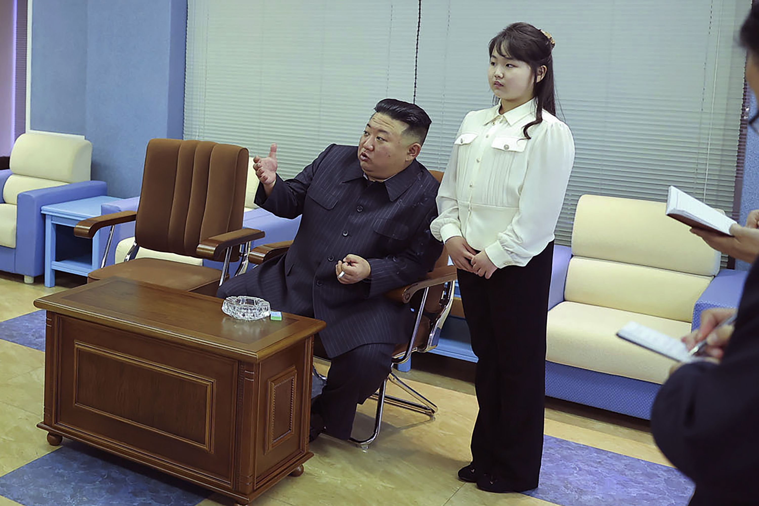 En esta fotografía proporcionada por el régimen de Corea del Norte, el líder norcoreano Kim Jong-un, y su hija visitan la Administración Nacional de Desarrollo Aeroespacial, en Corea del Norte, el martes 18 de abril de 2023. (Agencia Central de Noticias de Corea vía AP)
