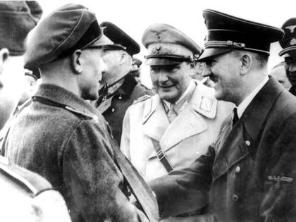 El mariscal del Reich Hermann Göring (centro), comandante de la Luftwaffe, fue el sucesor natural de Hitler durante casi toda la guerra (Bundesarchiv)