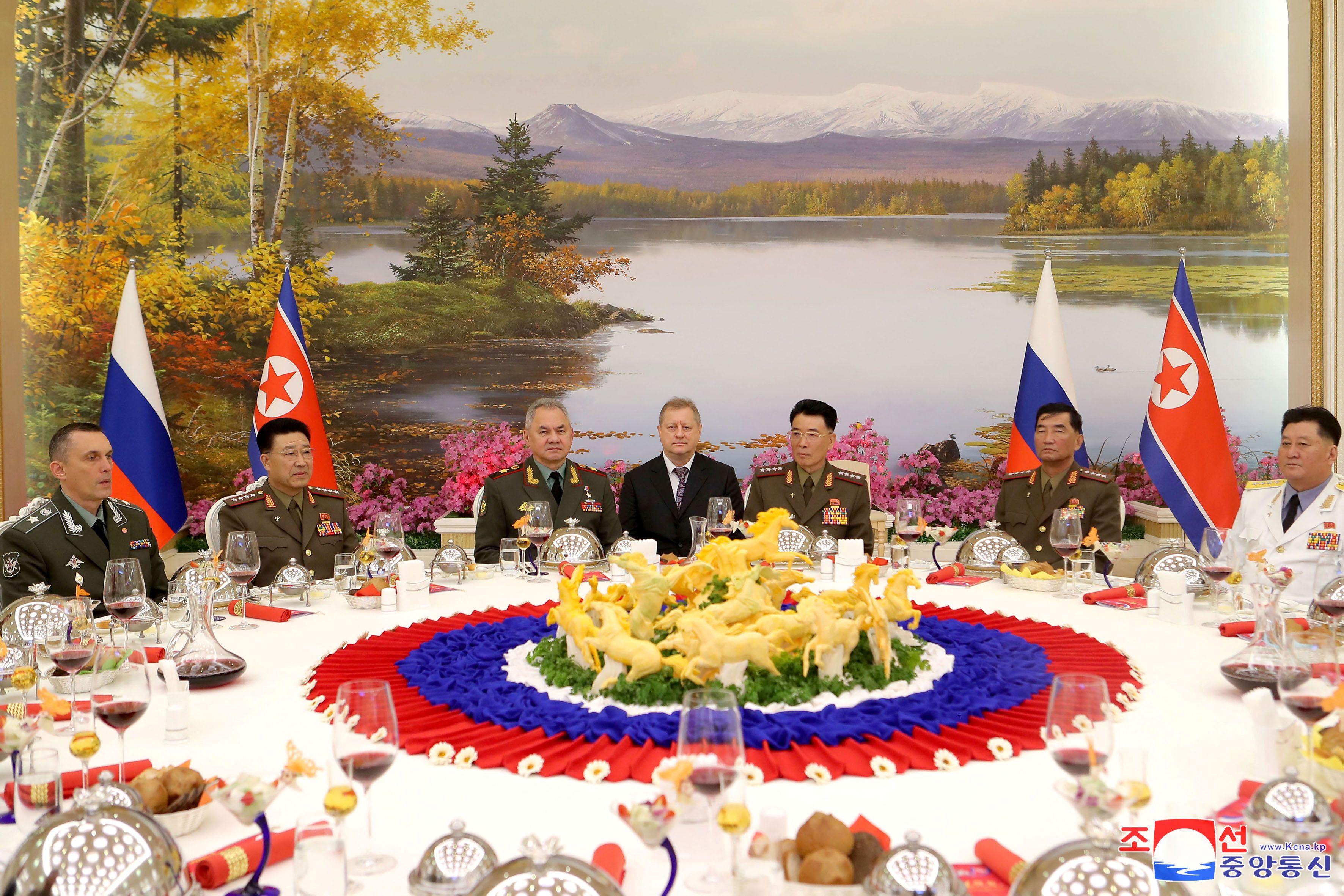 Banquete de bienvenida a Shoigu (KCNA/Reuters)