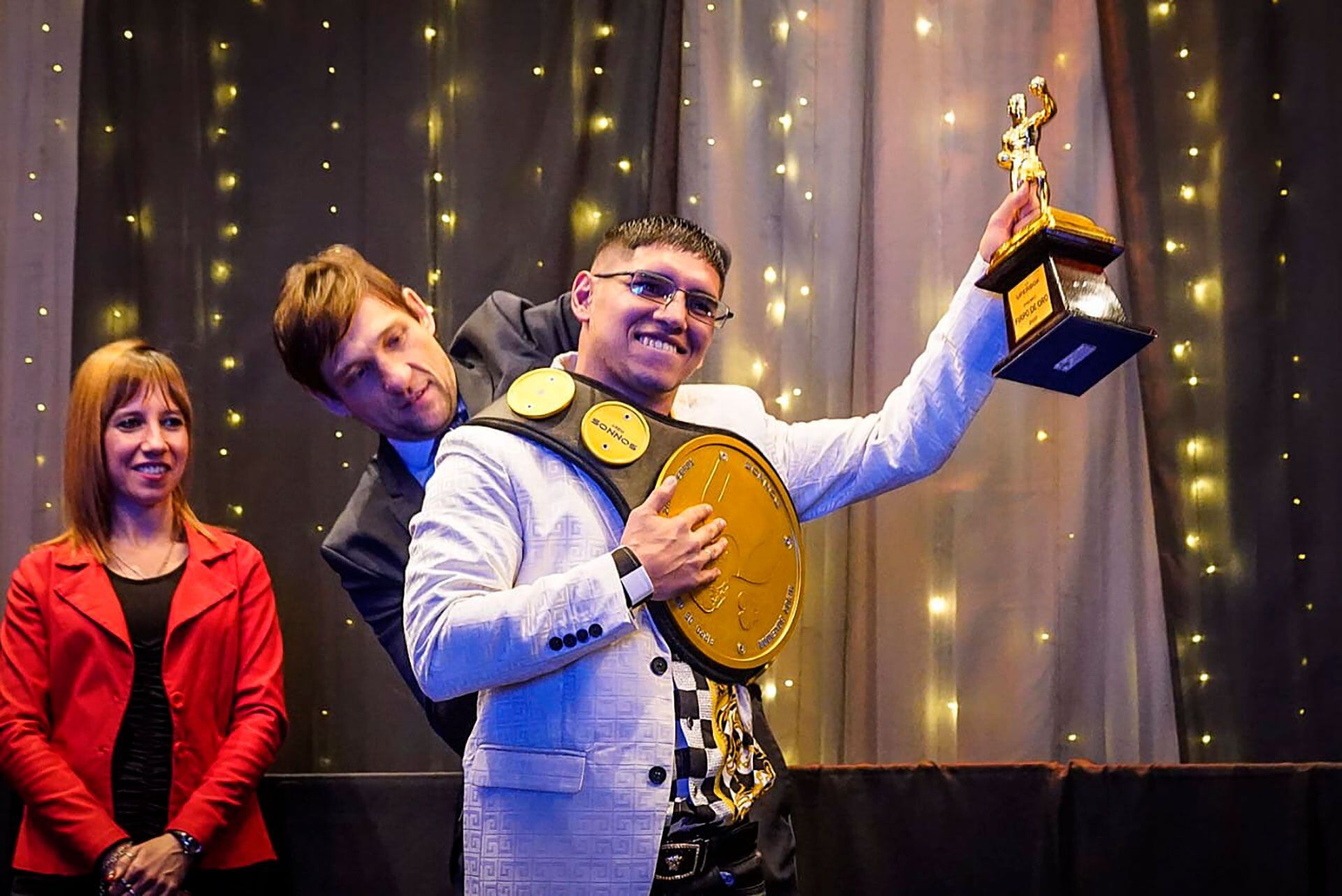 El Pumita Martínez, el último campeón mundial argentino, junto a Andrés Vázquez, presidente de la Upperbox (Foto: Nelson Quispe/uperbox)