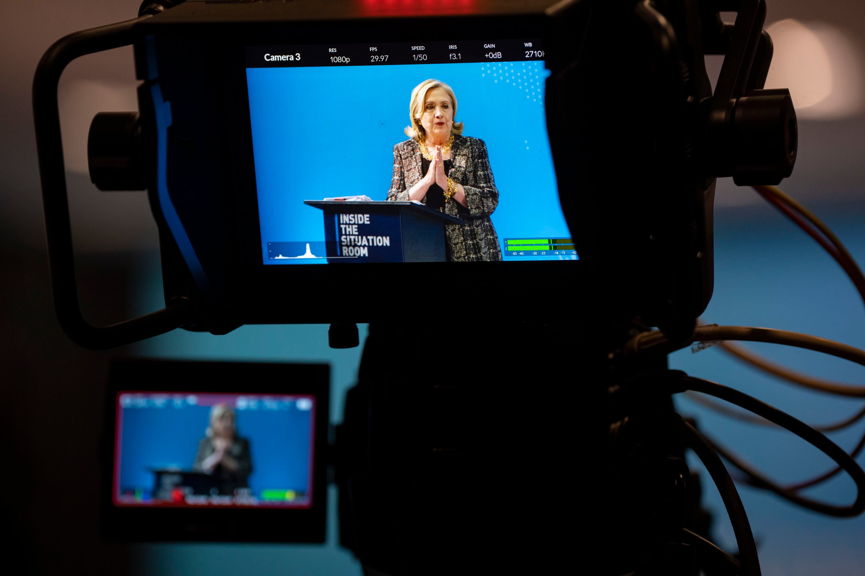 Una cámara monitorea las clases de Hillary Clinton en su curso “Dentro de la Sala de Crisis”, en la Universidad de Columbia, en Manhattan, el 6 de septiembre de 2023. (Maansi Srivastava/The New York Times)