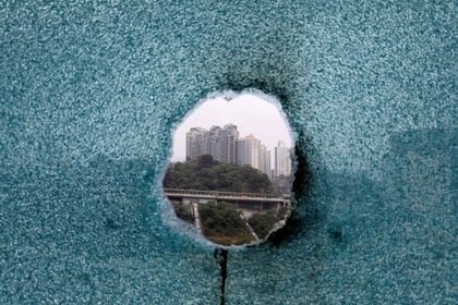 Foto de un vidrio roto en la Universidad Politécnica de Hong Kong. Nov 26, 2019 (Reuters/Adnan Abidi)