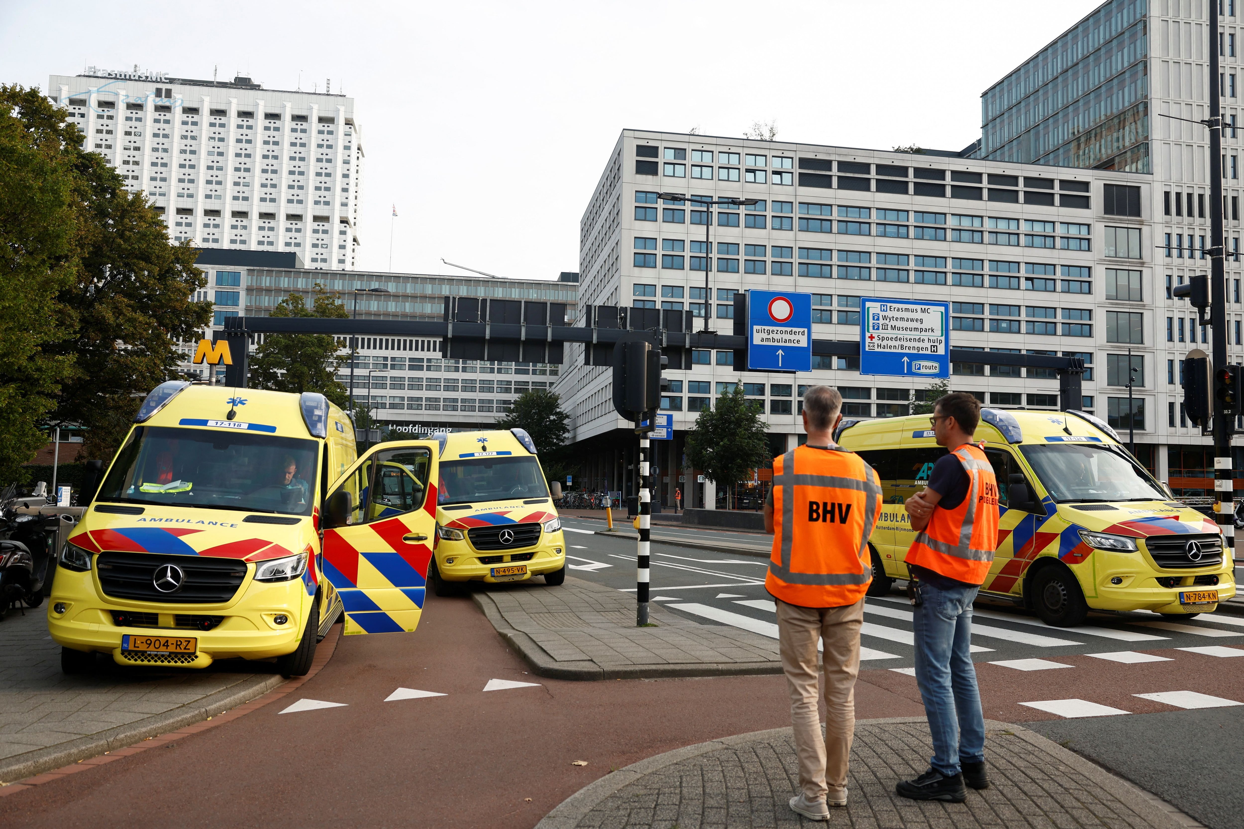 Se ven ambulancias después de que la policía holandesa detuviera a un sospechoso tras un tiroteo en Rotterdam (REUTERS/Piroschka van de Wouw)