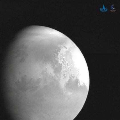 La primera foto de Marte tomada por la sonda no tripulada Tianwen-1 de China se ve en este folleto publicado por la Administración Nacional del Espacio de China (ANEC) el 5 de febrero de 2021 (REUTERS)