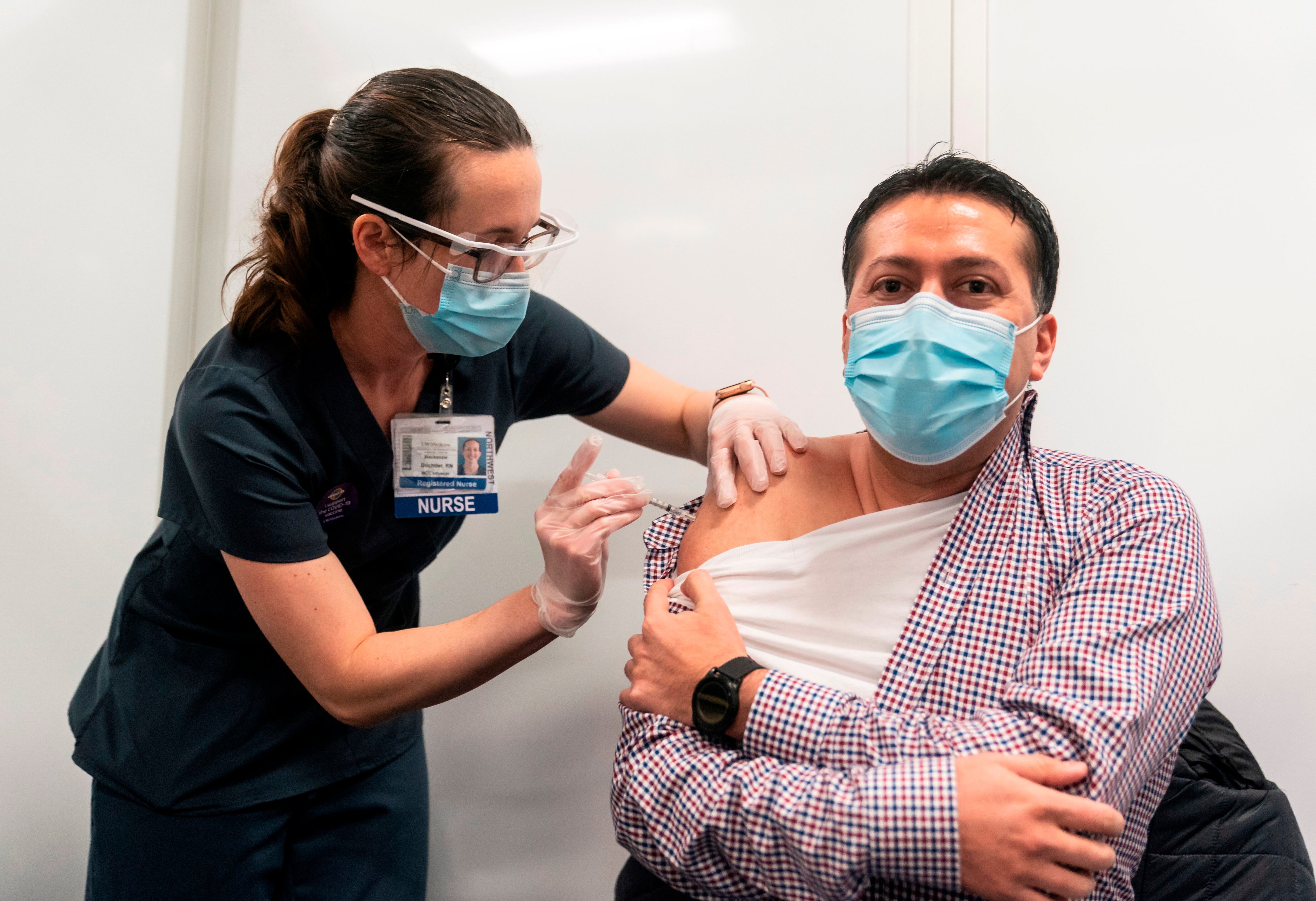 Un hombre es vacunado contra el coronavirus en Estados Unidos. EFE/Stephen Brashear/Archivo
