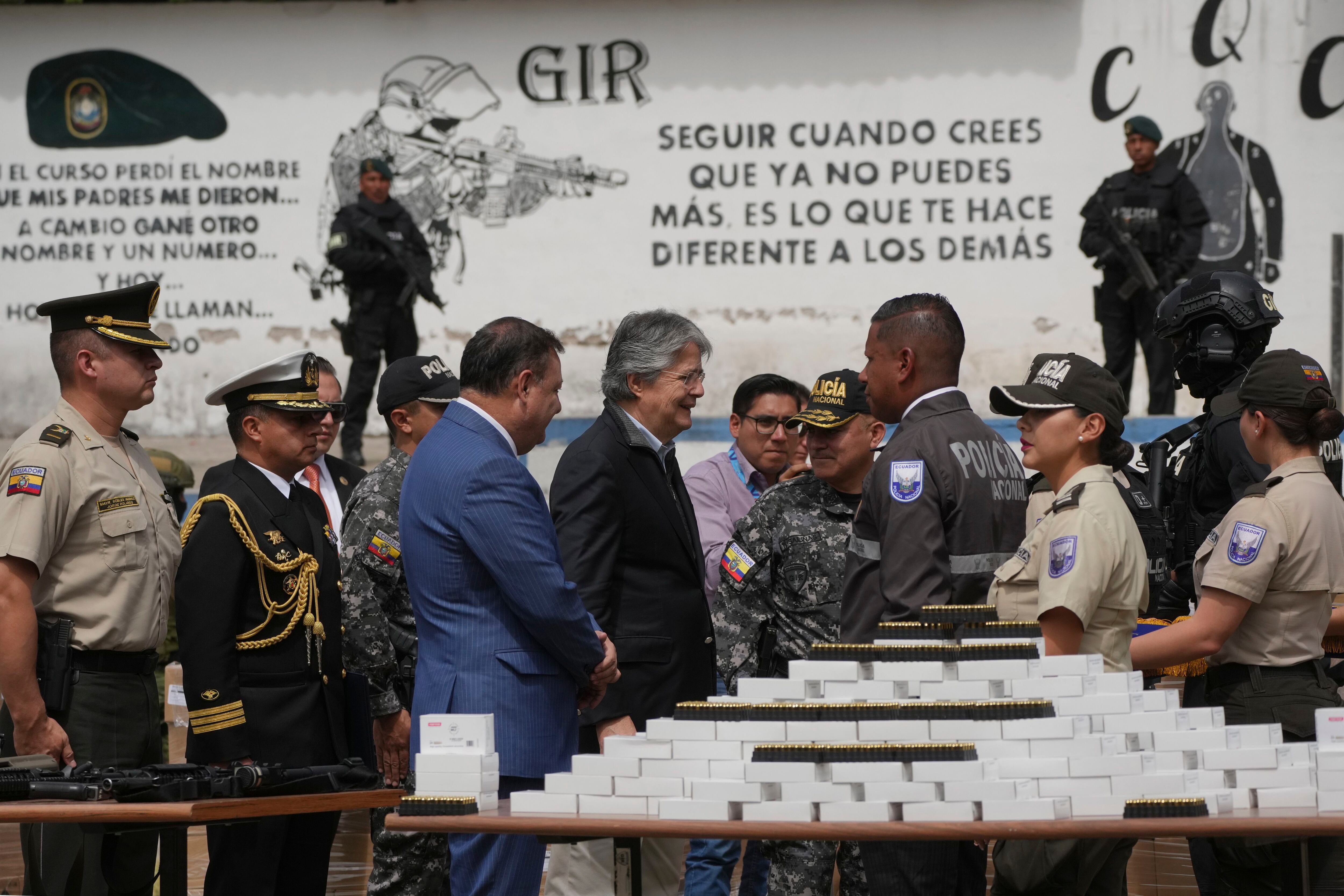 El presidente de Ecuador, Guillermo Lasso, entregó municiones a agentes en una sede policial en Quito. (AP Foto/Dolores Ochoa)