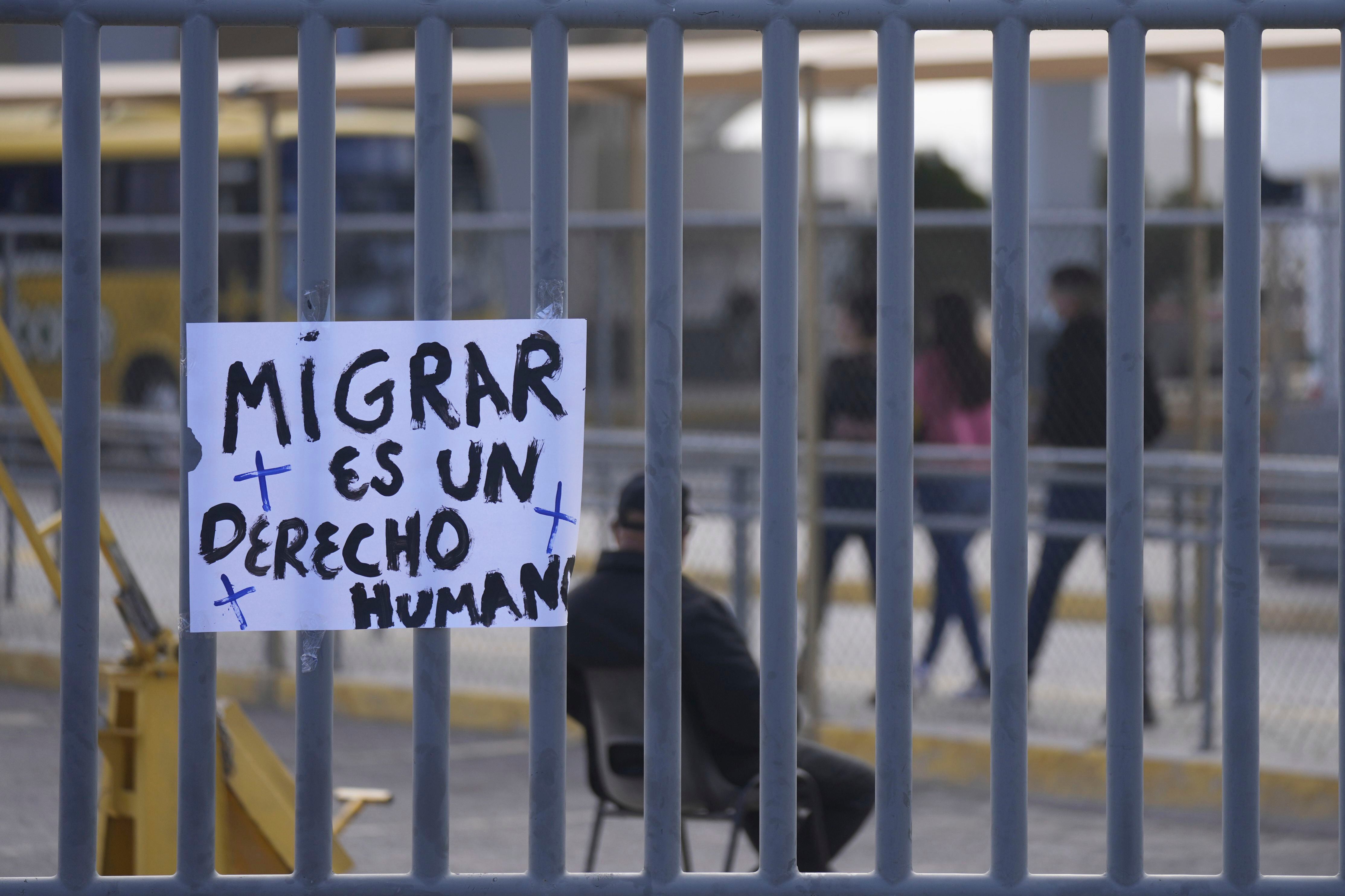 Las autoridades del INM no cumplieron con su responsabilidad de proteger los derechos de las personas migrantes. (AP Foto/Fernando Llano)