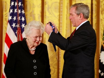  Olivia de Havilland fue reconocida por George Bush en 2008 (Reuters)