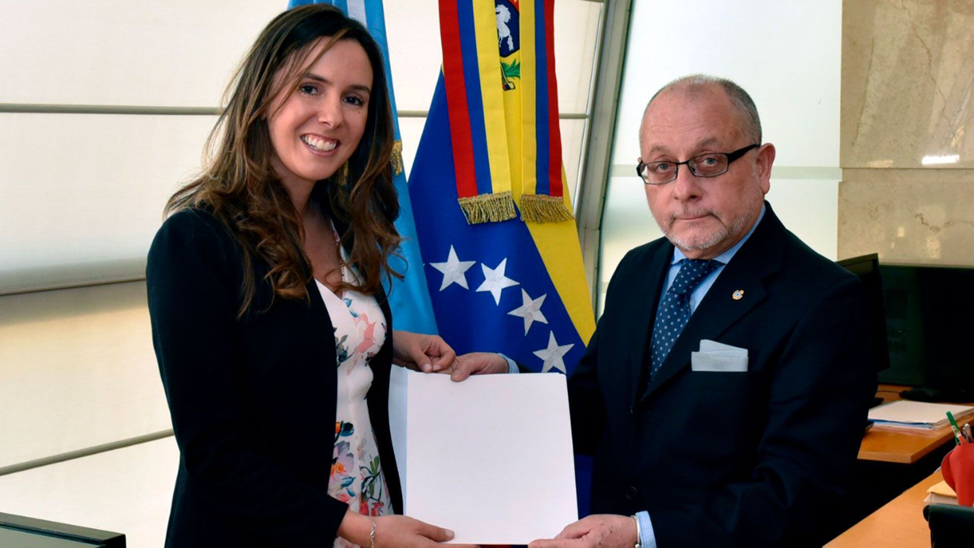 Jorge Faurie y la embajadora plenipotenciaria de Venezuela, Elisa Trotta. 